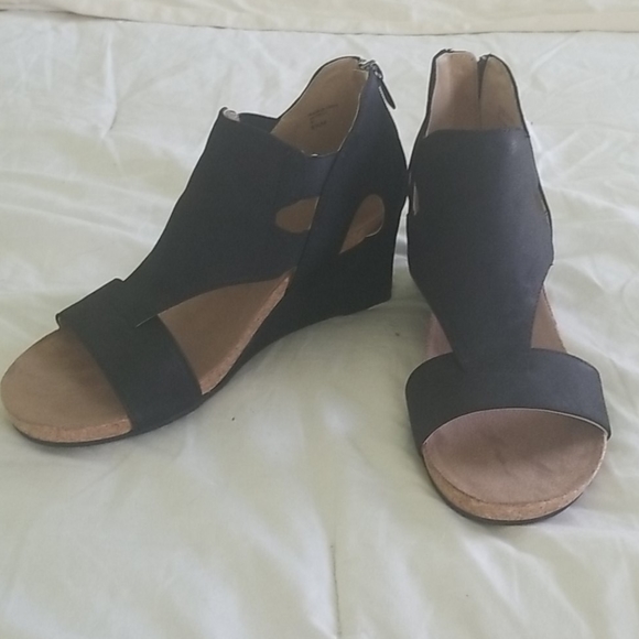 Adrienne Vittadini Black Wedges - Picture 2 of 5